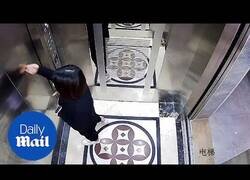 Enlace a Mujer se enfada en un ascensor de dos puertas