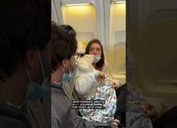 Enlace a Una mujer cuela a su gato falso en un avión