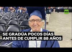 Enlace a Anciano se gradúa en la universidad antes de cumplir 88 años