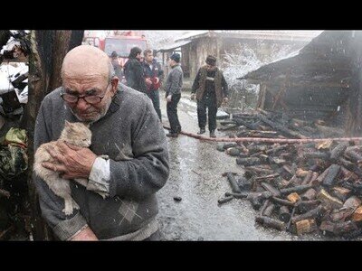 Un hombre se reencuentra con su gato tras el incendio de su casa