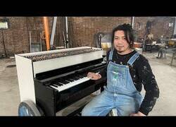 Enlace a Este hombre convierte un piano en un coche-barbacoa-piano