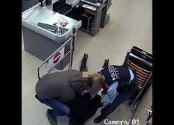 Enlace a Policía fuera de servicio detiene a un ladrón en un supermercado