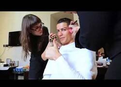 Enlace a El día que Cristiano Ronaldo se disfrazó para jugar con transeúntes en Madrid