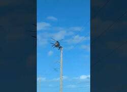 Enlace a Un helicóptero queda atrapado en lo alto de un poste eléctrico