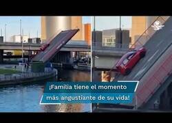 Enlace a Puente levadizo se abre mientras una familia pasaba con su coche