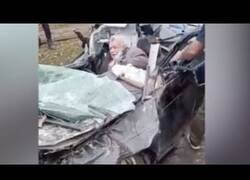 Enlace a Un ucraniano sobrevive después de que un tanque aplaste su coche