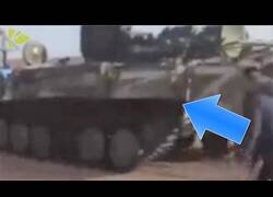 Enlace a Civiles ucranianos roban un tanque al ejército ruso