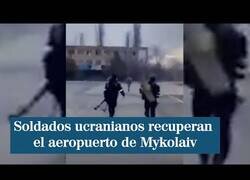 Enlace a Soldados ucranianos recuperan el aeropuerto de Mykolaiv