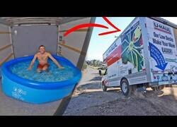 Enlace a Metiéndose en una piscina dentro de un camión en movimiento