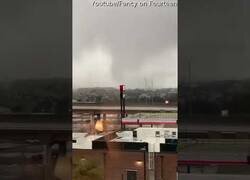Enlace a Un chico graba un tornado disipándose desde la habitación de un hotel