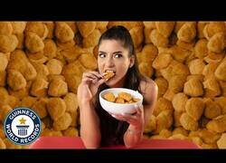 Enlace a El record mundial de comer nuggets de pollo en un minuto