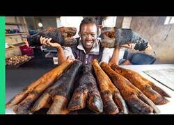 Enlace a Probando la extraña comida de Zimbabwe: Intestinos, tierra de termitas, cabezas de cerdo...