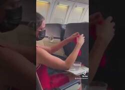 Enlace a Una mujer lava sus ropa interior en un avión