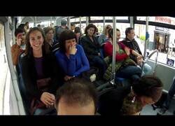 Enlace a Experimento social: ¿Se puede contagiar la risa a un autobús entero?