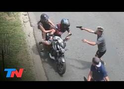 Enlace a Dos policias de paisanos se dejan robar la moto para entrar en acción