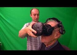 Enlace a Un anciano de 100 años prueba la Realidad Virtual por primera vez