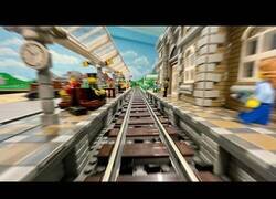 Enlace a Dando un paseo en tren por una ciudad hecha de Lego