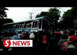 Enlace a Manifestantes tiran al río coches de políticos en Sri Lanka