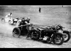 Enlace a Imágenes de hace 100 años de carreras de cuadrigas impulsadas por motos