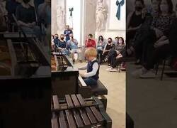 Enlace a Alberto Cartuccia, el niño de 5 años que toca piezas de Mozart