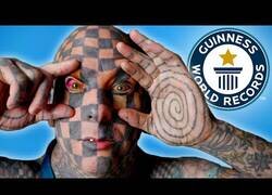 Enlace a El hombre con más cuadrados tatuados del mundo