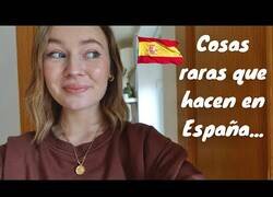 Enlace a Chica estadounidense destaca cosas raras que hacemos en España
