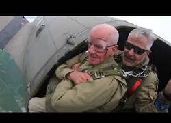 Enlace a Veterano de la segunda guerra mundial vuelve a saltar desde un avión