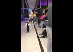 Enlace a Un bebé abraza a desconocidos en un aeropuerto