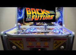 Enlace a La máquina de juegos Arcade de 'Regreso al Futuro'