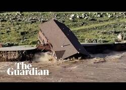 Enlace a Casa en Yellowstone cae al río por completo tras una inundación