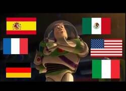 Enlace a La escena de Buzz Lightyear hablando en español en diferentes idiomas