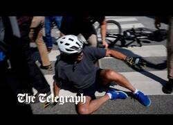 Enlace a Joe Biden se cae de la bicicleta