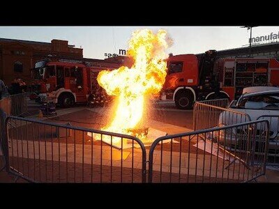 Bomberos hacen una demostración de lo que pasa si intentas apagar con agua un fuego producido por aceite