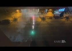 Enlace a Un hombre lanza fuegos artificiales desde un coche a sus vecinos de Minneapolis