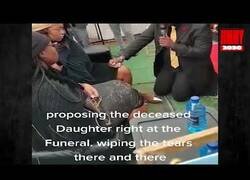 Enlace a Un hombre le pide matrimonio a su pareja en el funeral de su padre