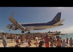 Enlace a Así de cerca pasan los aviones en la playa Maho, en St. Maarten