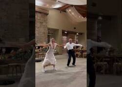 Enlace a Padre pilla todo el protagonismo en la boda de su hija con espectacular baile