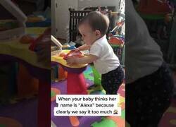 Enlace a El divertido vídeo viral del bebé que cree que se llama Alexa