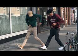 Enlace a “¿Cuál es tu paso de baile favorito?” Un vídeo cargado de buen rollo