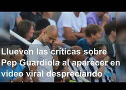 Enlace a Llueven las críticas sobre Pep Guardiola al aparecer en video viral despreciando saludos y foto