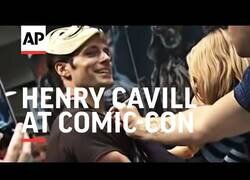 Enlace a El video viral de Henry Cavill pidiéndole un autógrafo a Margot Robbiehttps://www.youtube.com/watch?v=7ZQNVQKtAWc