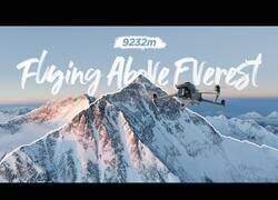 Enlace a Sobrevolando el monte Everest con un dron