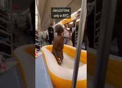 Enlace a Un hombre se toma un baño en el metro de Nueva York