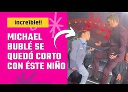 Enlace a Un niño se convierte en el protagonista en un concierto de Michael Bublé