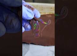 Enlace a Consiguiendo plasmar hologramas en chocolate