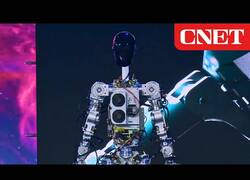 Enlace a Optimus, el robot humanoide que Tesla quiere vender por menos de 20.000 dólares