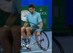 Enlace a El abusón de Djokovic juega un partido en silla de ruedas