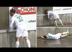 Enlace a Un futbolista queda noqueado tras chocar contra un muro