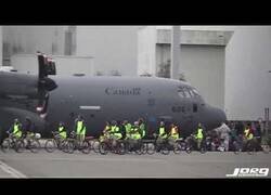 Enlace a Miembros de seguridad del aeropuerto de Ámsterdam persiguen a activistas en bicicleta