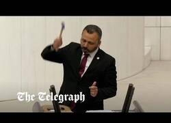 Enlace a Legislador turco martillea su teléfono móvil durante una intervención
